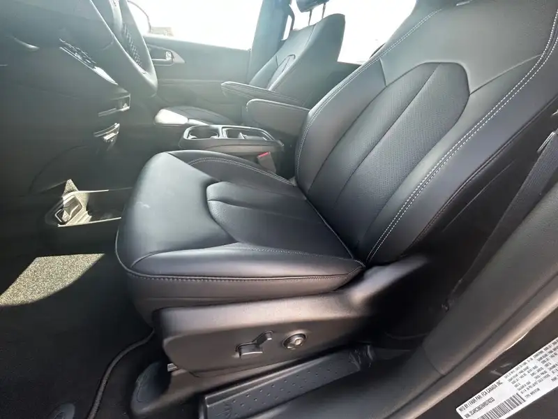 2027 Chrysler Pacifica Select AWD, schwarz, 0 km, Import Kanada — Foto 9 z 12