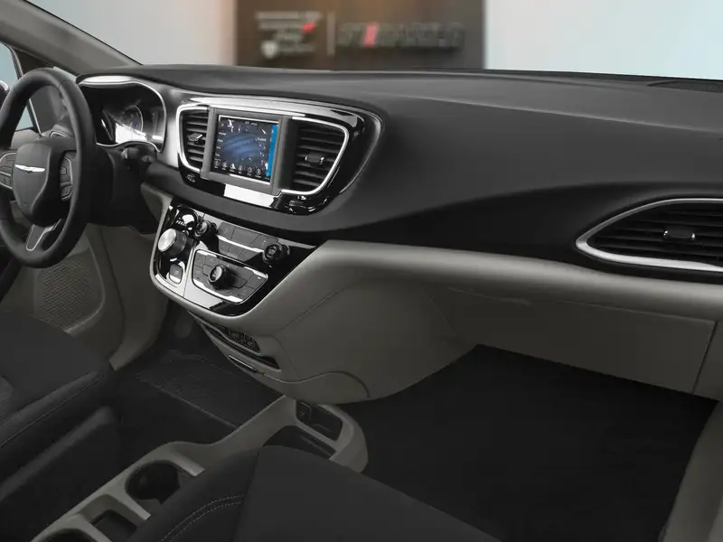 2027 Chrysler Grand Caravan SXT, weiß, 0 km, Import Kanada — Foto 11 z 11