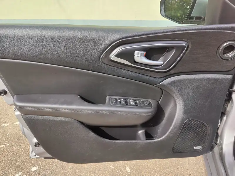 2016 Chrysler 200 C | NAV | Bluetooth | Backup Camera |, silber, 157.618 km, Import Kanada — Foto 8 z 12