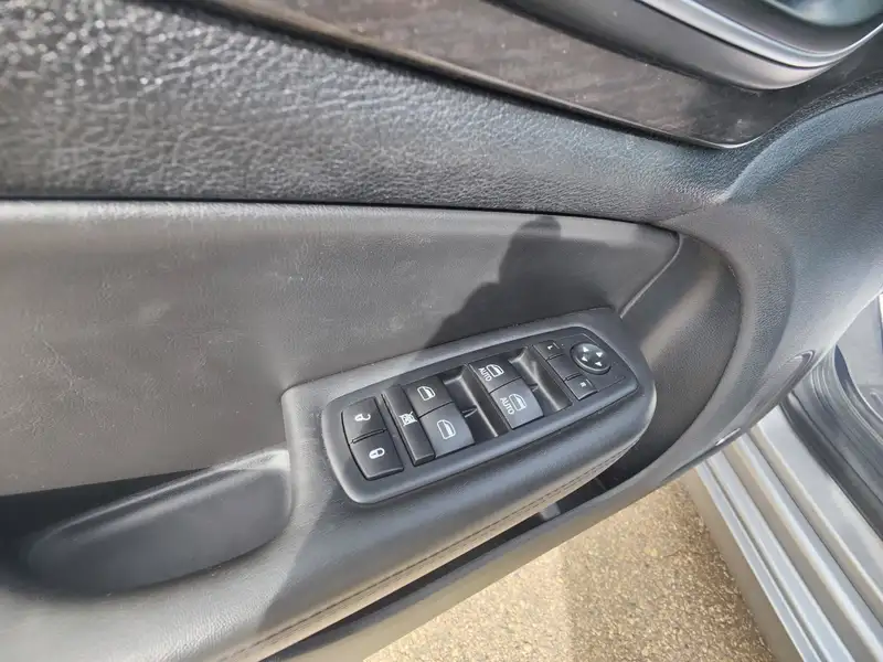 2016 Chrysler 200 C | NAV | Bluetooth | Backup Camera |, silber, 157.618 km, Import Kanada — Foto 9 z 12