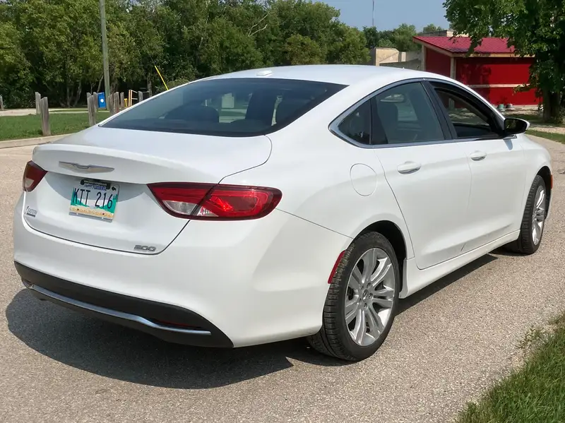 2016 Chrysler 200 Limited, weiß, 115.200 km, Import Kanada — Foto 2 z 10