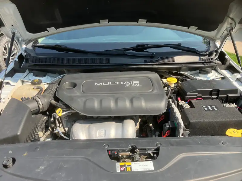 2016 Chrysler 200 Limited, weiß, 115.200 km, Import Kanada — Foto 7 z 10