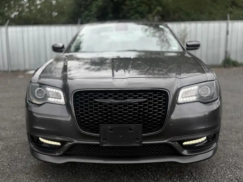 2022 Chrysler 300, schwarz, 78.000 km, Import Kanada — Foto 1