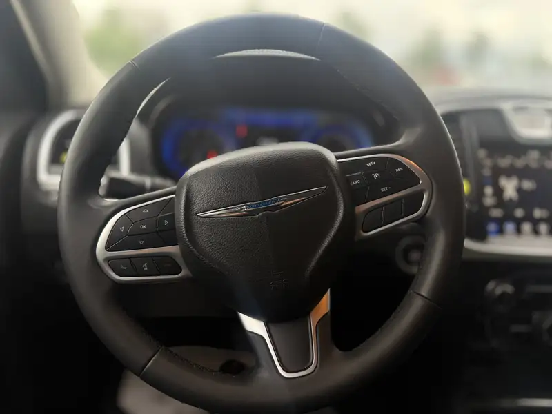 2022 Chrysler 300, schwarz, 78.000 km, Import Kanada — Foto 10 z 12