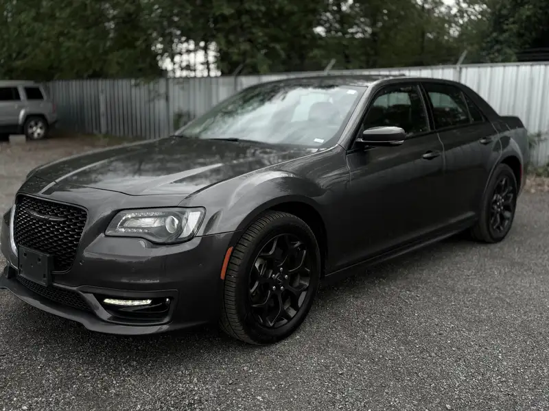 2022 Chrysler 300, schwarz, 78.000 km, Import Kanada — Foto 2 z 12