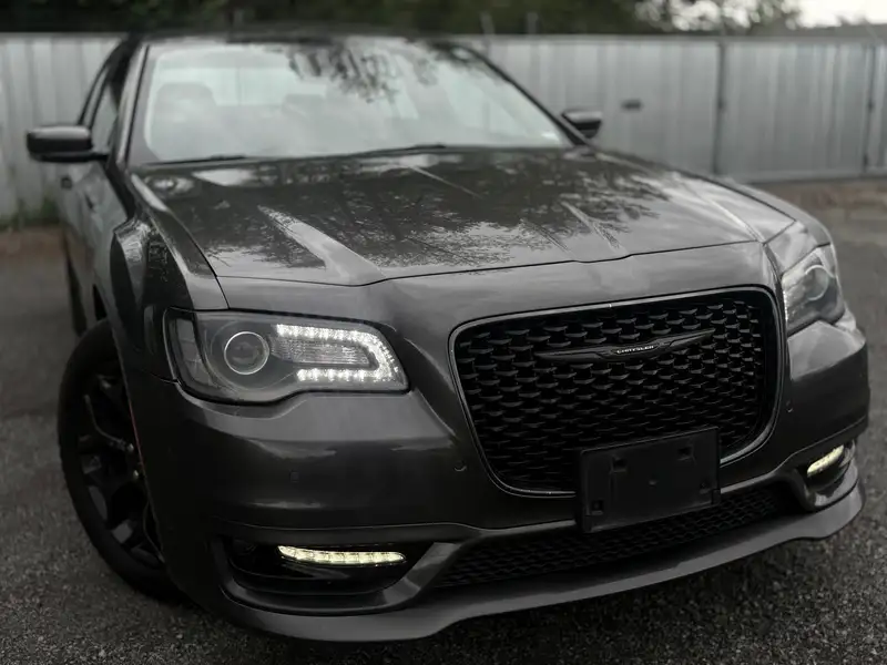 2022 Chrysler 300, schwarz, 78.000 km, Import Kanada — Foto 4 z 12
