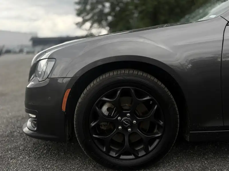 2022 Chrysler 300, schwarz, 78.000 km, Import Kanada — Foto 6 z 12