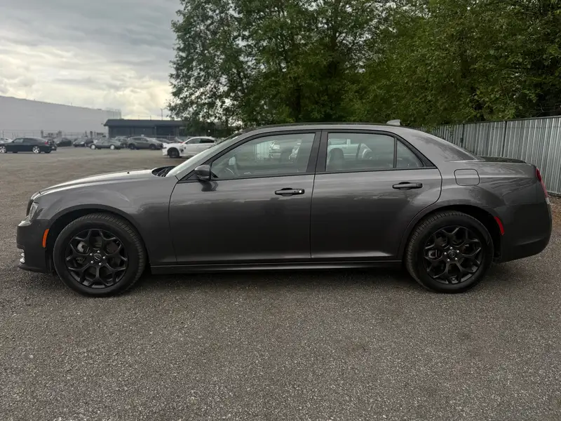 2022 Chrysler 300, schwarz, 78.000 km, Import Kanada — Foto 7 z 12