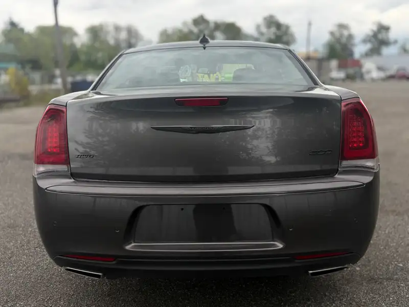 2022 Chrysler 300, schwarz, 78.000 km, Import Kanada — Foto 8 z 12