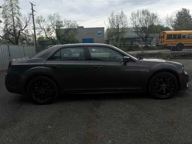 2022 Chrysler 300, schwarz, 78.000 km, Import Kanada — Foto 9 z 12