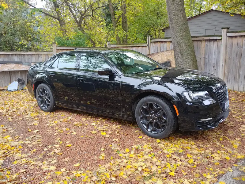 2019 Chrysler 300 300S, schwarz, 265.300 km, Import Kanada — Foto 1 z 7 2019 Chrysler 300 300S, schwarz, 265.300 km, Import Kanada — Foto 1 z 7