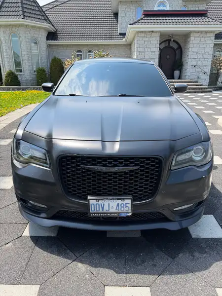 2019 Chrysler 300 300S, schwarz, 135.000 km, Import Kanada — Foto 1 z 12 2019 Chrysler 300 300S, schwarz, 135.000 km, Import Kanada — Foto 1 z 12