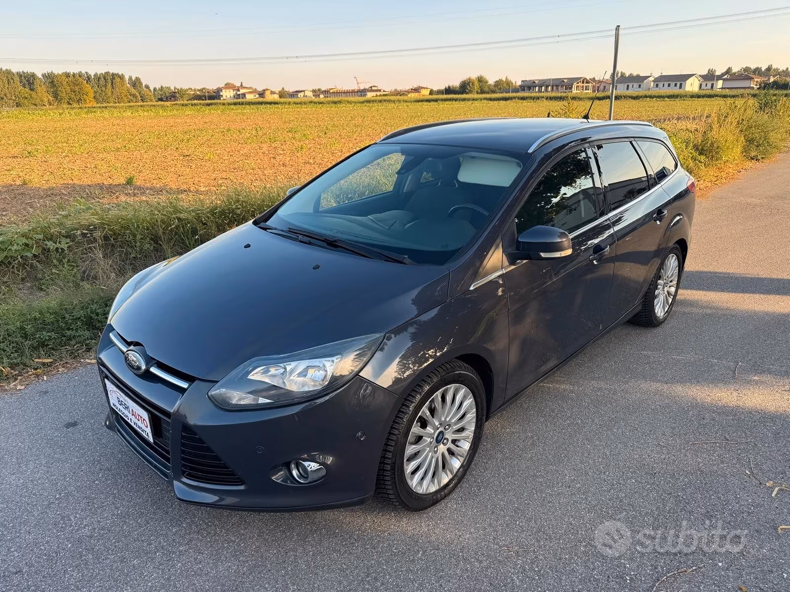 2033 Ford, Italien — Foto 1