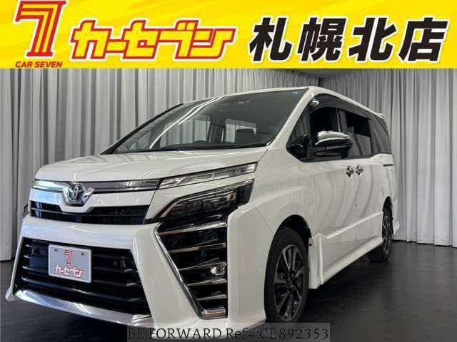 2021 Toyota Voxy, 32.771 km, Import Japan — Foto 1