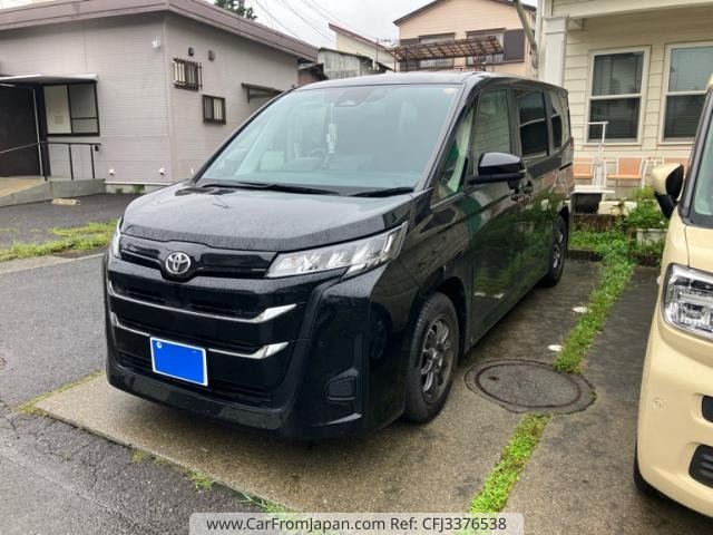2024 Toyota Noah, 31.700 km, Import Japan — Foto 1