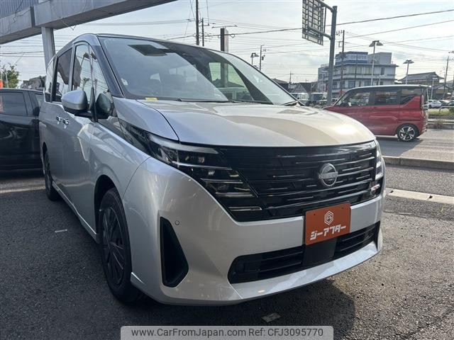 2023 Nissan Serena, 79.000 km, Import Japan — Foto 1