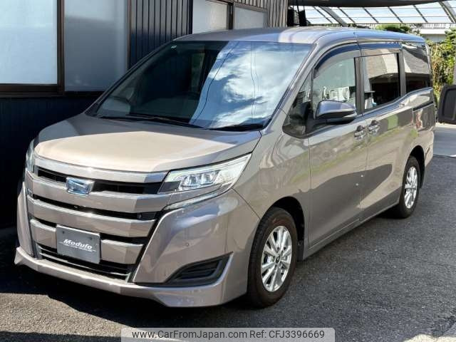 2020 Toyota Noah, 42.000 km, Import Japan — Foto 1