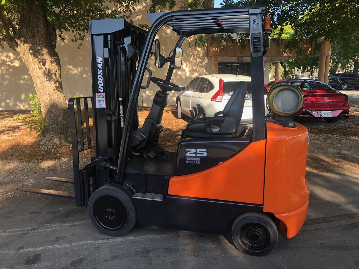 Doosan FORKLIFT, Import USA — Foto 1