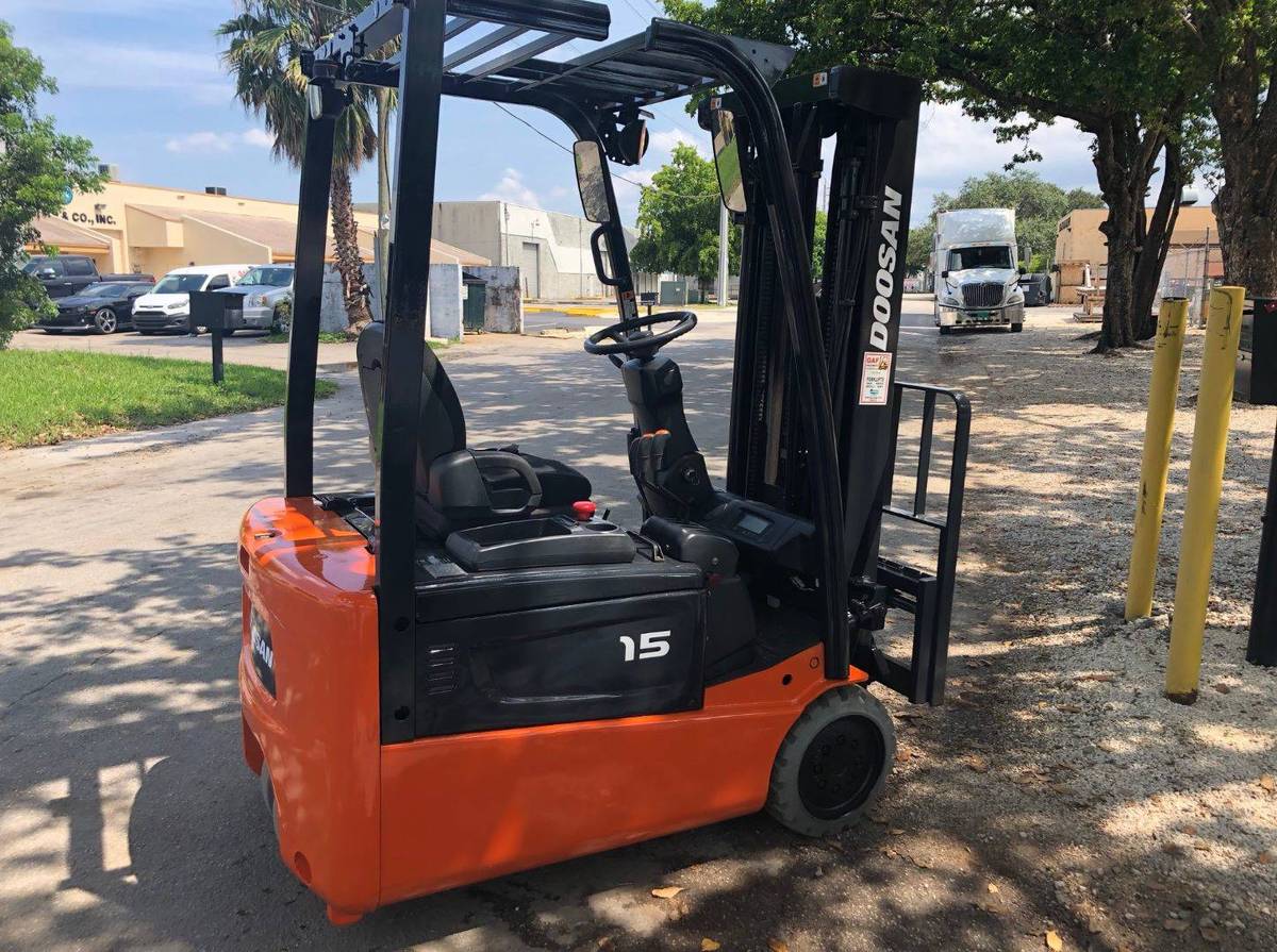 Doosan FORKLIFT, Import USA — Foto 1
