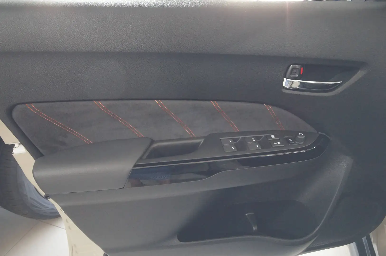2026 Suzuki Vitara, beige, 1 km, Deutschland — Foto 8 z 12
