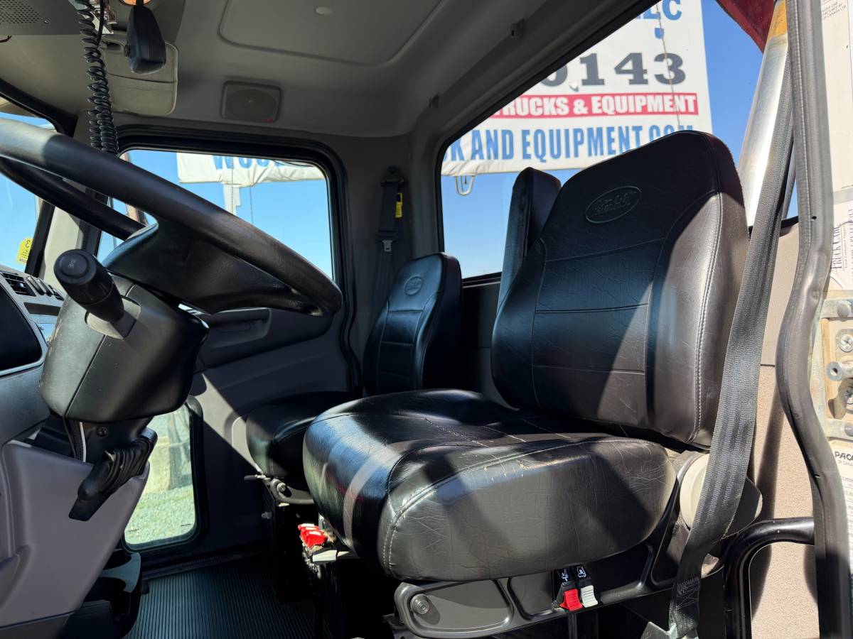 Caterpillar PETERBILT, Import USA — Foto 10 z 12