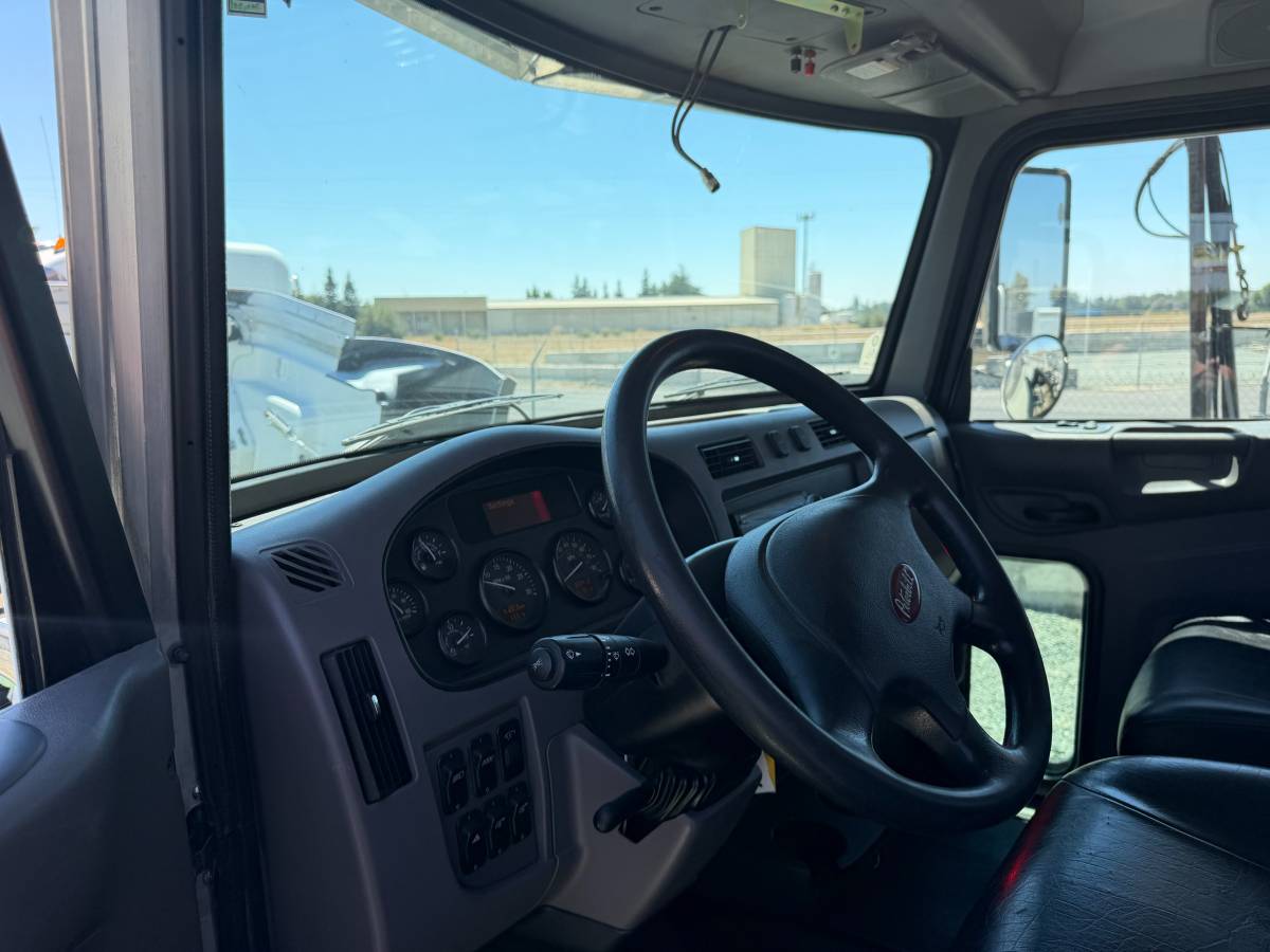 Caterpillar PETERBILT, Import USA — Foto 11 z 12