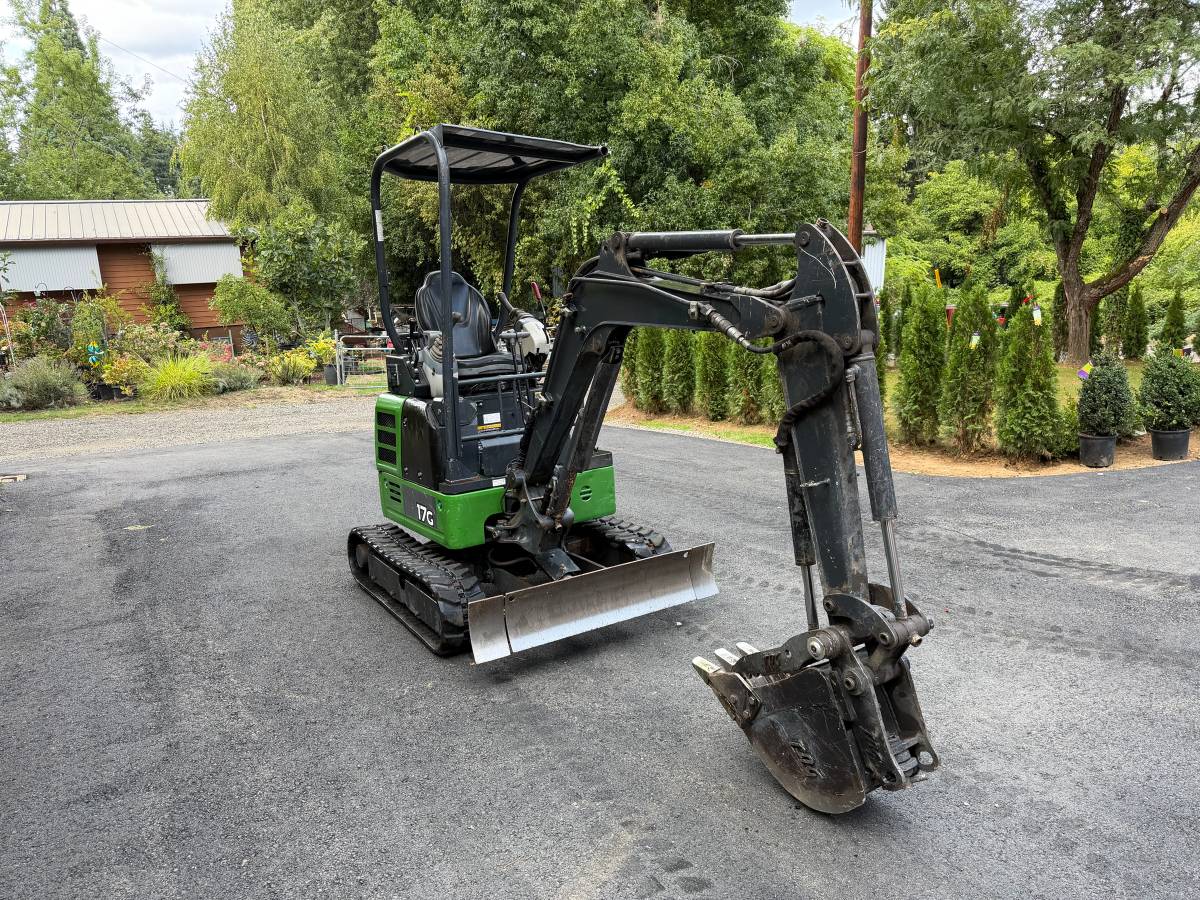 John Deere 17G, Import USA — Foto 3 z 12