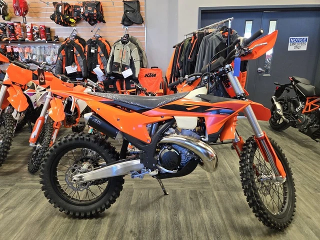 2025 KTM, Import Kanada — Foto 1