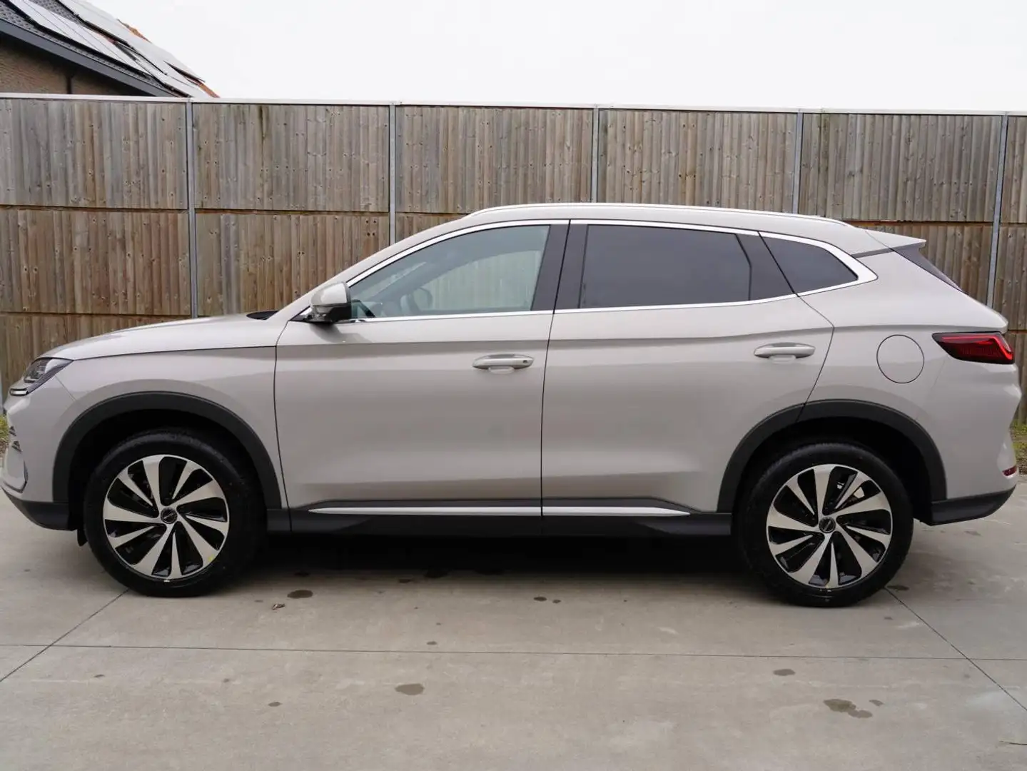 2026 BYD Seal U, beige, 10 km, Belgien — Foto 3 z 12