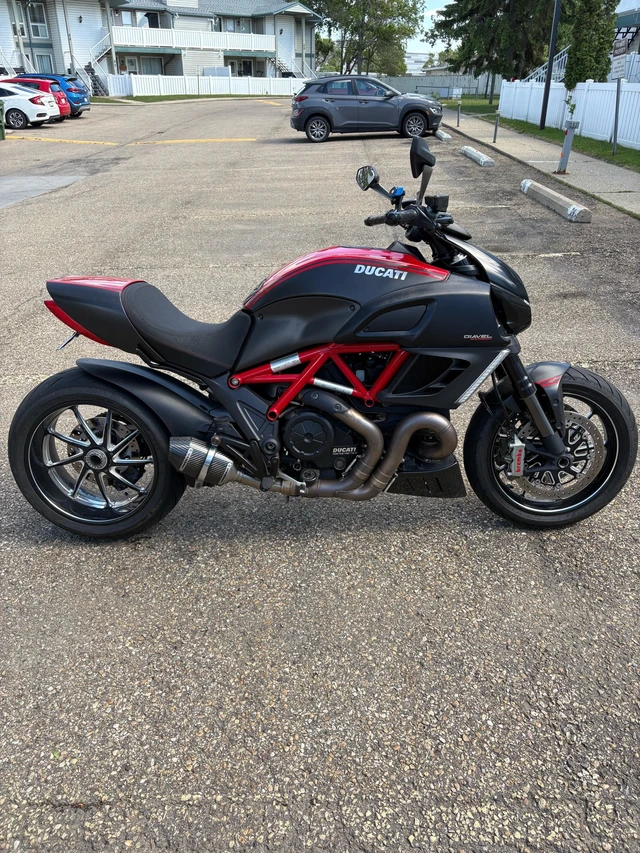 2011 Ducati, 17.000 km, Import Kanada — Foto 2 z 5