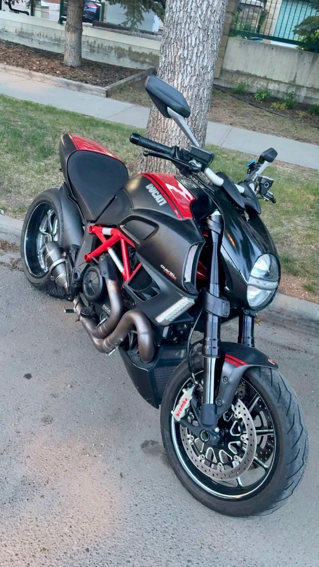 2011 Ducati, 17.000 km, Import Kanada — Foto 5 z 5