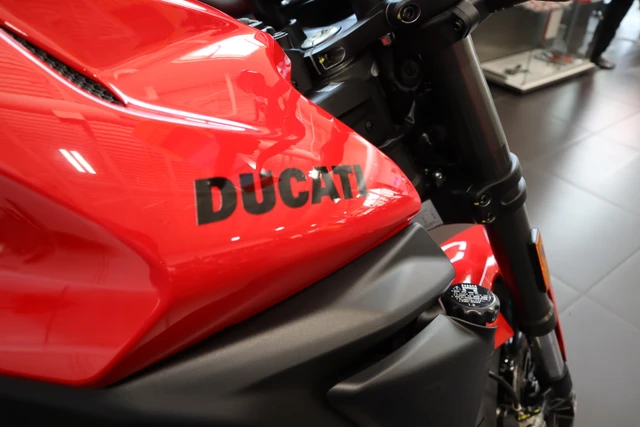 2026 Ducati, rot, Import Kanada — Foto 5 z 5