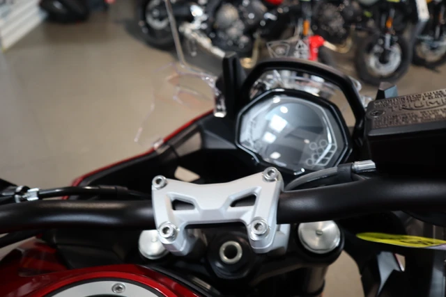 2026 Triumph, rot, Import Kanada — Foto 3 z 5
