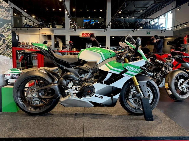 2025 Ducati, 1 km, Import Kanada — Foto 1 | AMECAR 2025 Ducati, 1 km, Import Kanada — Foto 1