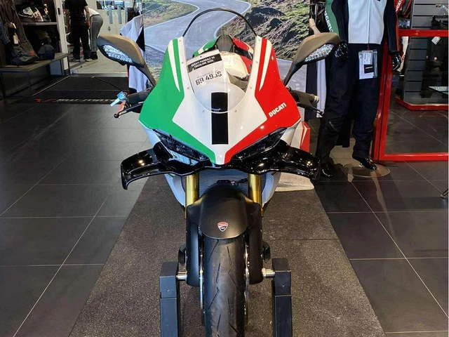 2025 Ducati, 1 km, Import Kanada — Foto 2 z 5