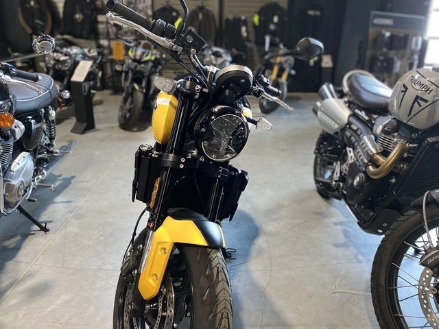 2025 Triumph, schwarz, 10 km, Import Kanada — Foto 3 z 5