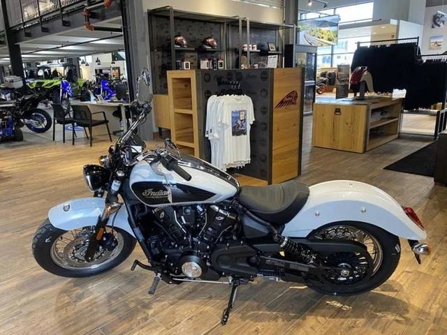 2025 Indian, weiß, 23 km, Import Kanada — Foto 2 z 4