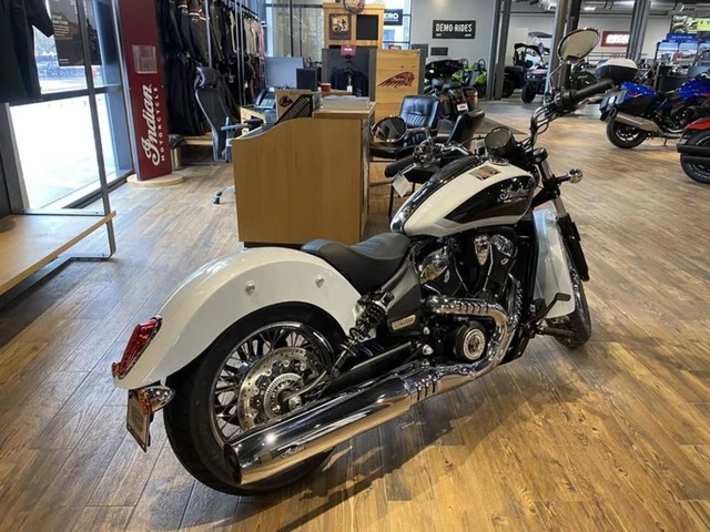 2025 Indian, weiß, 23 km, Import Kanada — Foto 3 z 4