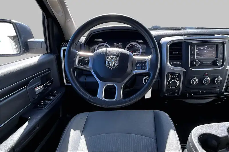 2023 RAM 1500 Classic, schwarz, 41.158 km, Import Kanada — Foto 3 z 12