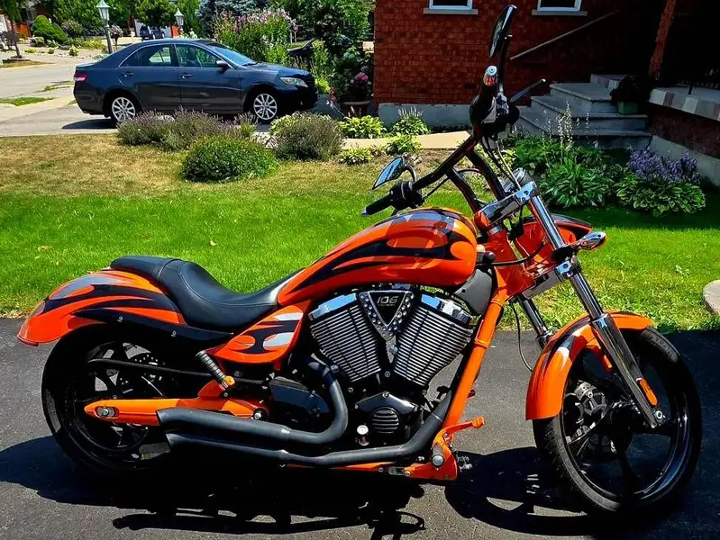 2013 Victory Jackpot, orange, 13.000 km, Import Kanada — Foto 2 z 9
