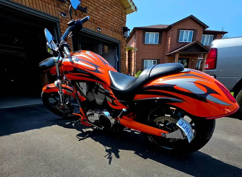 2013 Victory Jackpot, orange, 13.000 km, Import Kanada — Foto 4 z 9