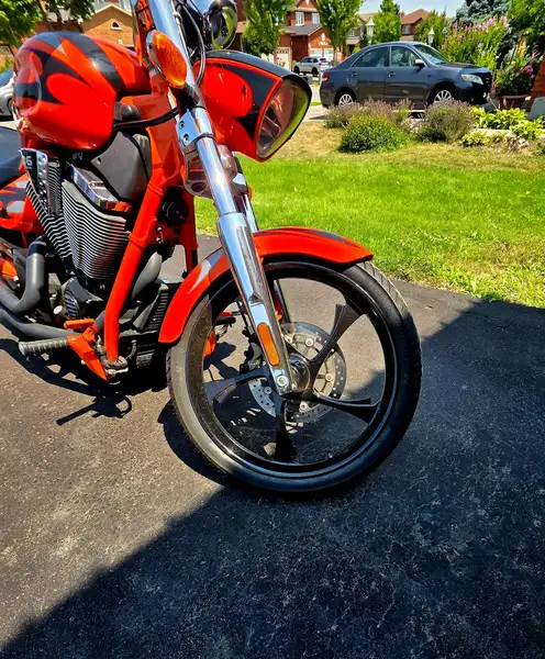 2013 Victory Jackpot, orange, 13.000 km, Import Kanada — Foto 7 z 9