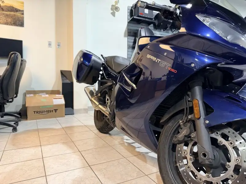 2011 Triumph Sprint, 58.418 km, Import Kanada — Foto 6 z 8
