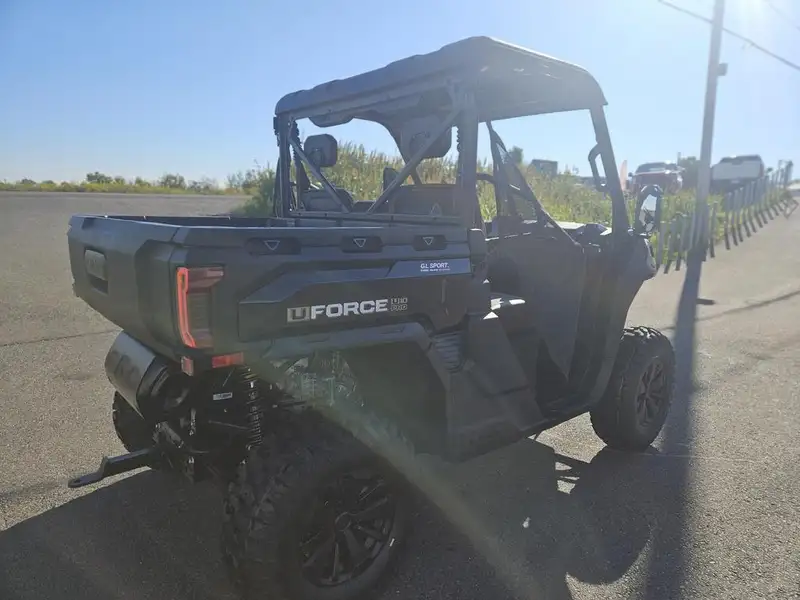 2026 CFMOTO Unspecified, schwarz, Import Kanada — Foto 4 z 12