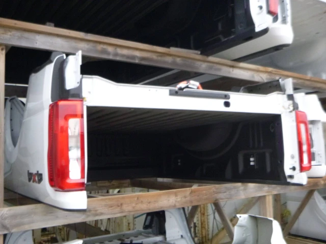 # 49767 2023-26 Superduty F250/350 SRW 6’9 Box with Sprayliner, Import Kanada — Foto 1