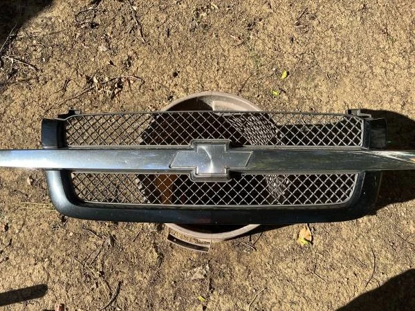 2003-2004 Silverado or Avalanche Grille GM great condition !, Import Kanada — Foto 1