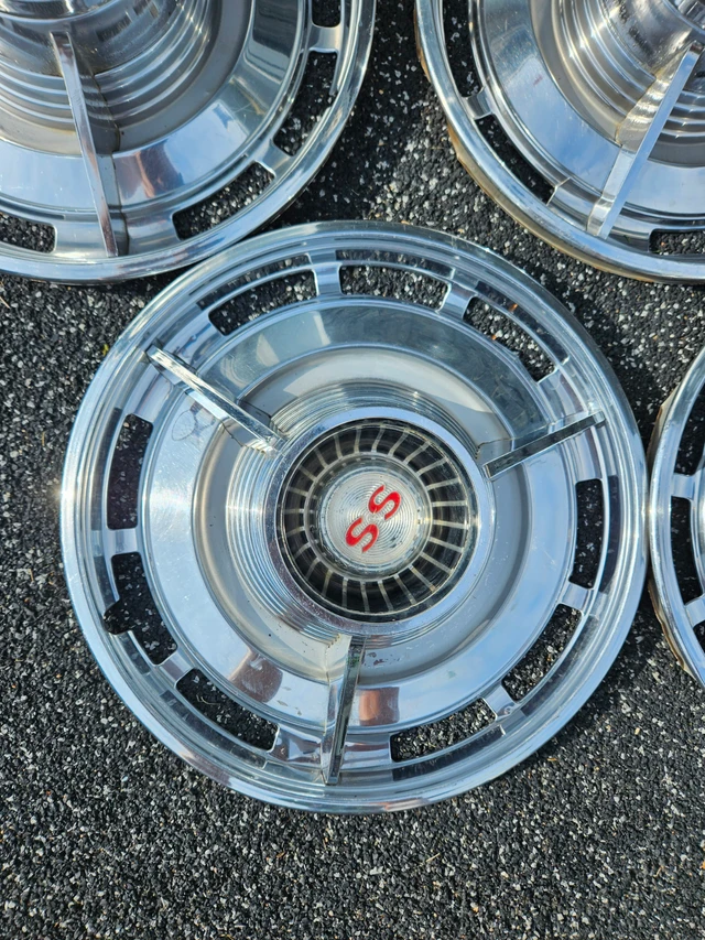 1963 impala / nová SS hub caps, Import Kanada — Foto 3 z 5