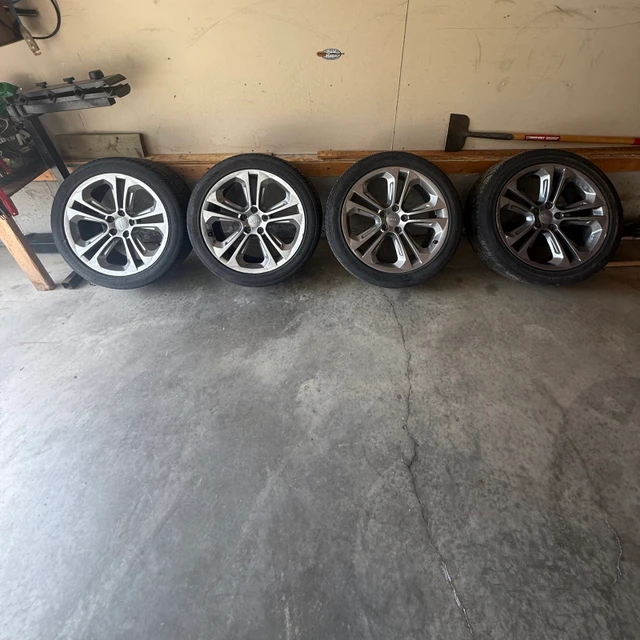 tire and rims, Import Kanada — Foto 1 z 3 tire and rims, Import Kanada — Foto 1 z 3