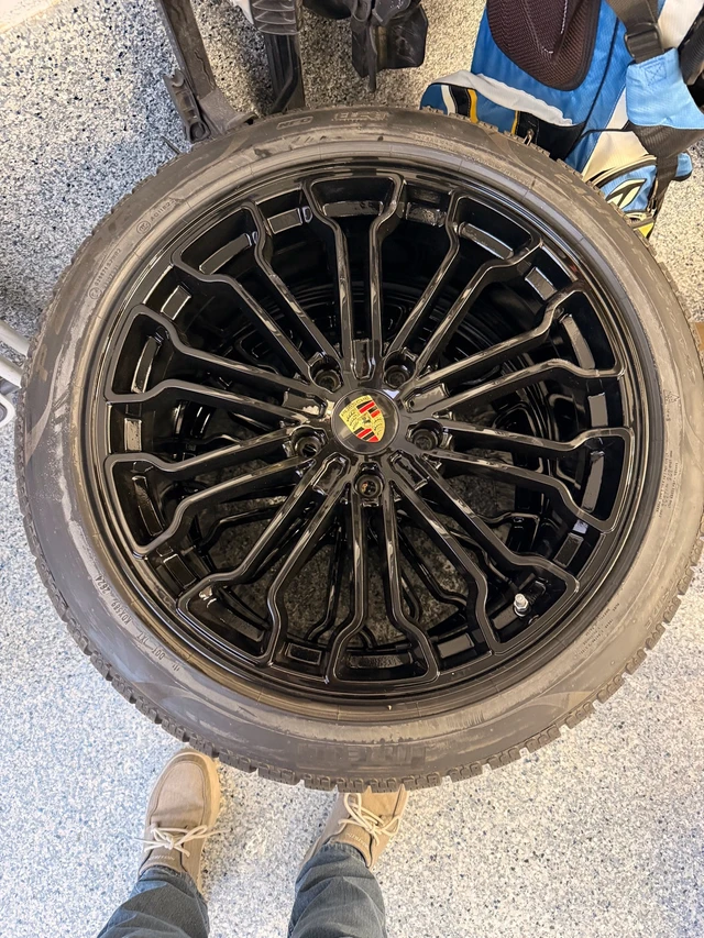 20" Porsche Taycan Winter sada – Only 1,500km, Import Kanada — Foto 1
