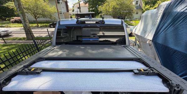 2019-2026 Ram 1500 with Rambox Tonneau Cover - Mopar 68581085AA, Import USA — Foto 1